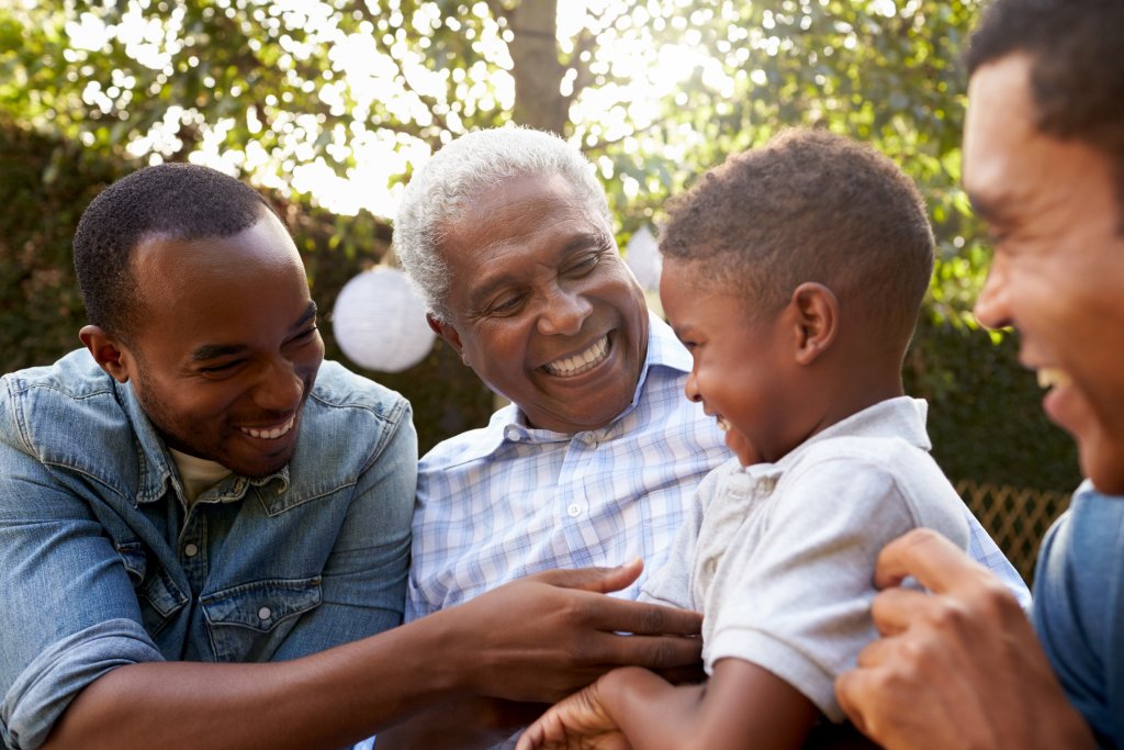 Une famille qui discute de transition successorale