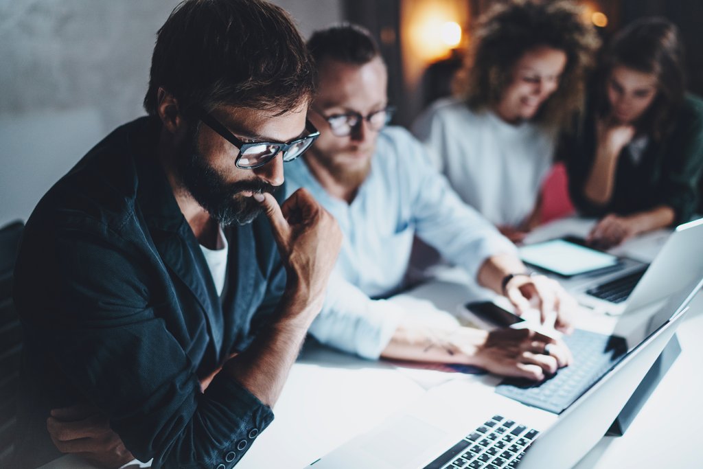 Des personnes qui examinent leur investissements en ligne