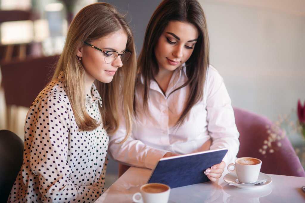 Deux personnes qui lisent à propos des contrôles diligents sur leur tablette