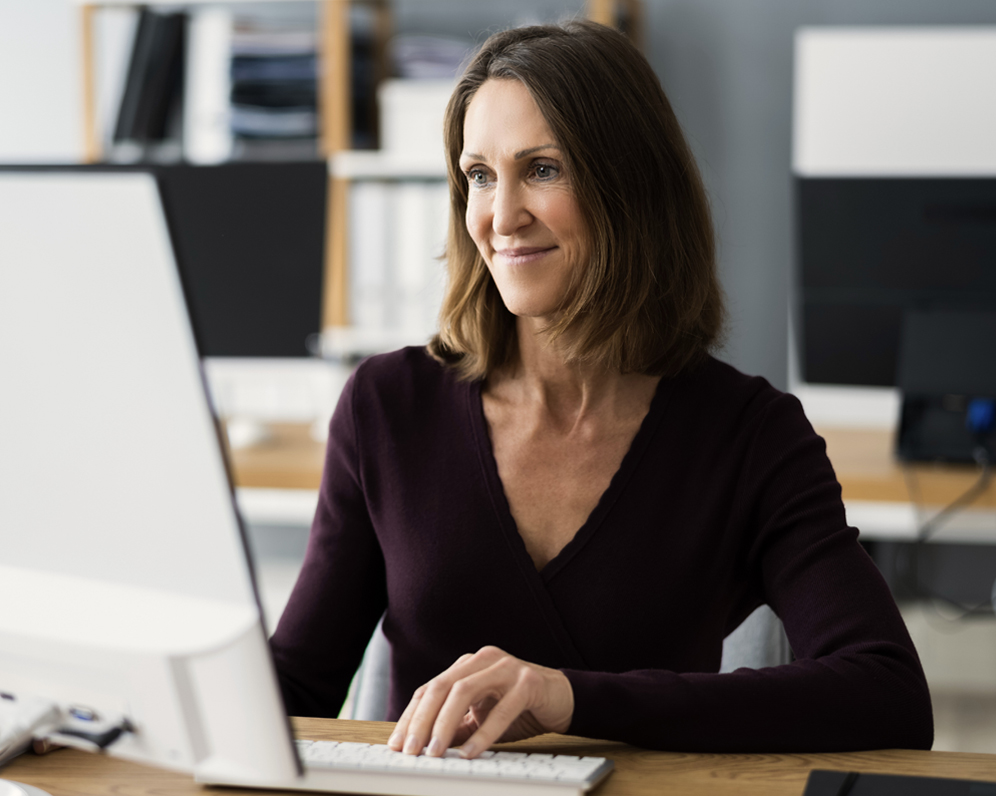 Femme qui regarde un webinaire
